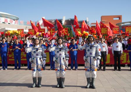 (miniature) Une c&eacute;r&eacute;monie d'au revoir pour les trois astronautes chinois de la mission spatiale habit&eacute;e Shenzhou-14