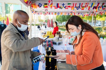 (miniature) Une visiteuse paie avec un système de paiement mobile lors de la Conférence mondiale sur le commerce numérique mondial de 2021 et de la Foire des marchandises de Wuhan (Hankoubei) à Wuhan