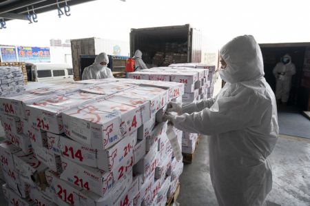 (miniature) Des employés collent des codes QR sur les aliments importés de la chaîne du froid pour une gestion traçable dans un centre régional de la chaîne du froid à Wuhan