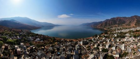 (miniature) Photo aérienne prise le 1er mai 2023 du lac Chenghai