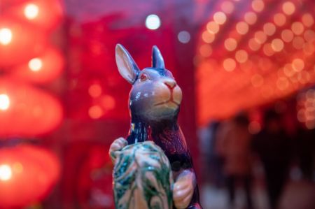 (miniature) Un lapin en céramique présenté lors d'une exposition à Harbin