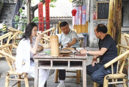 (miniature) Des touristes dans une maison de thé en plein air dans la ruelle Shancheng à Yuzhong