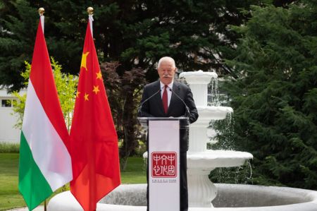 (miniature) Le ministre hongrois de la Culture et de l'Innovation Janos Csak s'exprime lors de la cérémonie d'inauguration du Centre culturel chinois à Budapest