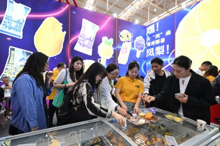 (miniature) Des visiteurs au salon Ice Cream China 2024