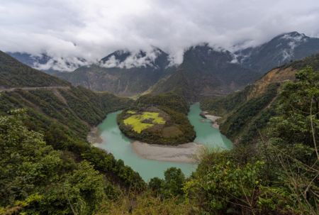 (miniature) Photo prise le 7 mars 2021 du paysage de la rivière Nujiang dans la province chinoise du Yunnan (sud-ouest)