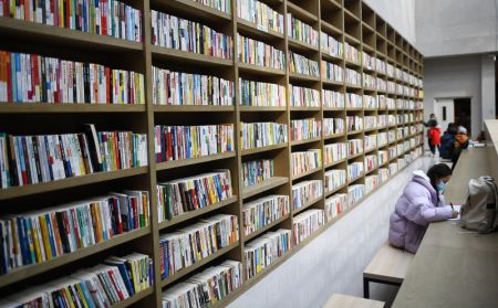(miniature) Des lecteurs dans une librairie à Xining