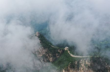 (miniature) Photo aérienne montrant des nuages flottant au-dessus de la Grande Muraille dans la zone à la limite entre le district de Luanping