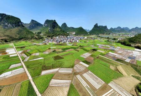 (miniature) Vue aérienne du village de Shimen du district autonome Mulao de Luocheng
