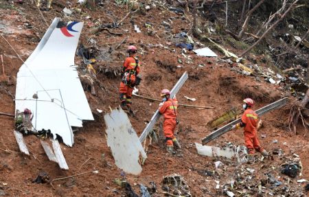 (miniature) Des secouristes effectuent le travail de recherche et de secours sur le site d'un crash dans le district de Tengxian de la région autonome Zhuang du Guangxi