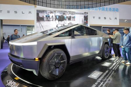 (miniature) Des gens regardent un Cybertruck de Tesla lors d'une exposition organisée dans le cadre des célébrations en Chine de la Journée mondiale des villes 2024