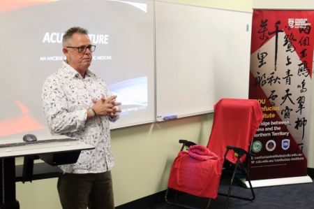 (miniature) Le médecin David Lilliebridge effectue une présentation de la médecine traditionnelle chinoise pour les habitants locaux à l'Institut Confucius de l'Université Charles Darwin en Australie