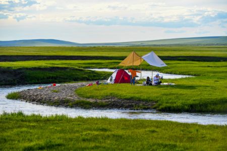 (miniature) Des touristes campent près d'une rivière dans la prairie de la bannière d'Ujimqin ouest de la ligue de Xilingol