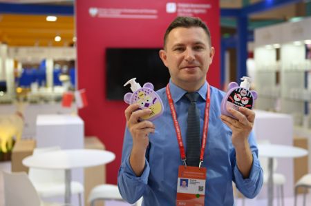 (miniature) Un repr&eacute;sentant d'entreprise pr&eacute;sente des produits polonais lors de l'Exposition Chine-Pays d'Europe centrale et orientale (PECO)