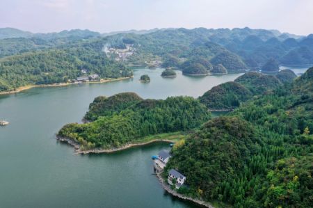 (miniature) Photo aérienne du paysage du lac Baihua