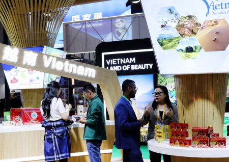 (miniature) Des gens visitent le stand du Vietnam à la 6e Exposition internationale d'importation de la Chine (CIIE)
