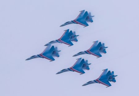 (miniature) Des avions de chasse de l'équipe de voltige Russian Knights durant un entraînement pour le prochain salon Airshow China