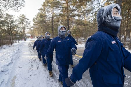 (miniature) Des pompiers participent &agrave; un entra&icirc;nement en plein air &agrave; Mohe