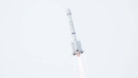 (miniature) Une fusée porteuse Longue Marche-3B transportant le satellite Smart SkyNet-1 01 décolle du Centre de lancement de satellites de Xichang