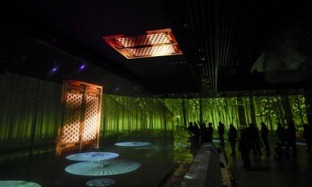 (miniature) Des visiteurs découvrent une exposition immersive au musée du Grand canal de Beijing