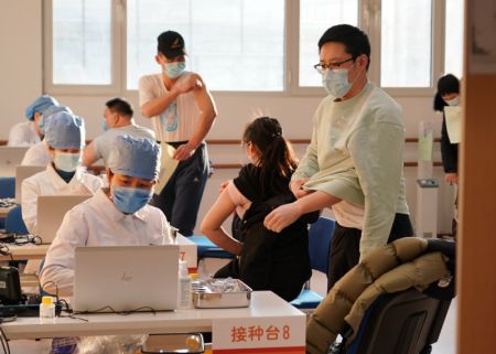 (miniature) Des personnes reçoivent le vaccin contre le COVID-19 dans un centre de santé de la communauté de Honglian