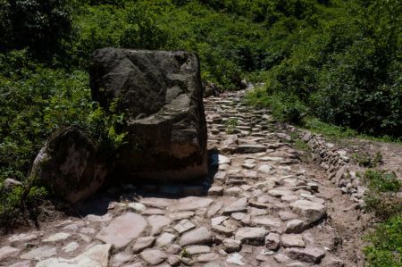 (miniature) Une section restaurée de l'ancienne Route du thé et des chevaux à Yingjing