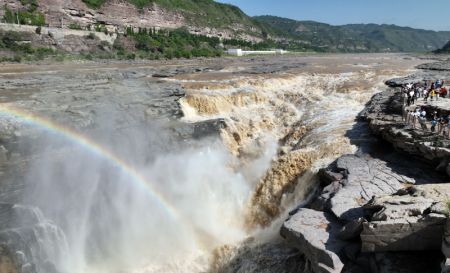 (miniature) Des touristes admirent le paysage de la cascade Hukou sur le fleuve Jaune