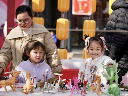 (miniature) Des enfants choisissent des jouets lors d'une foire du temple dans le district de Qingshanhu