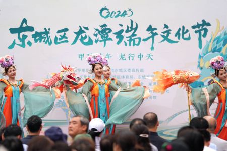 (miniature) Un spectacle culturel traditionnel sur le thème de Duanwu dans le parc Longtan dans l'arrondissement de Dongcheng à Beijing