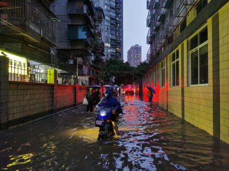 (miniature) Des gens pataugent dans une rue inondée à Guangzhou