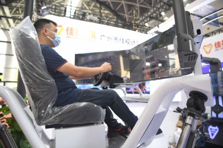 (miniature) Un visiteur découvre un système de taxi simulé lors de la 18e Expo Chine-ASEAN à Nanning
