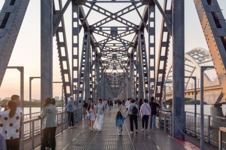 (miniature) Des gens dans une zone piétonne établie sur le site d'un ancien pont ferroviaire