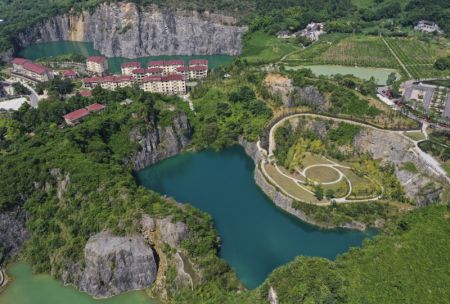 (miniature) Vue aérienne du parc minier du mont Tongluo dans le bourg de Shichuan à Yubei