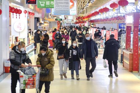 (miniature) Des gens font des achats dans un centre commercial à Changchun