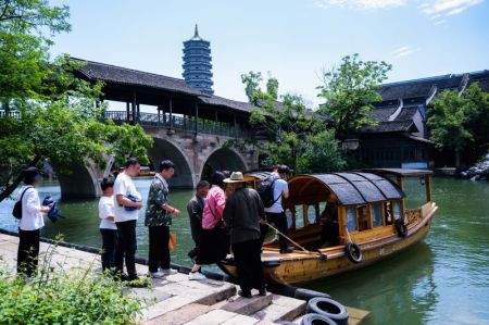 (miniature) Des touristes montent à bord d'un bateau au Puyuan Fashion Resort