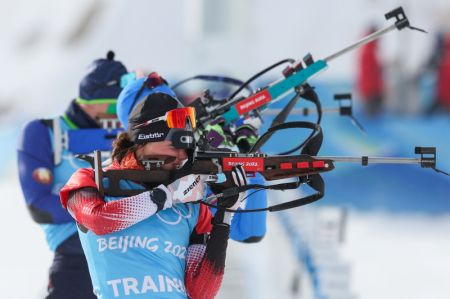 (miniature) Des athlètes prennent part à l'entraînement de biathlon au Centre national de biathlon de Zhangjiakou