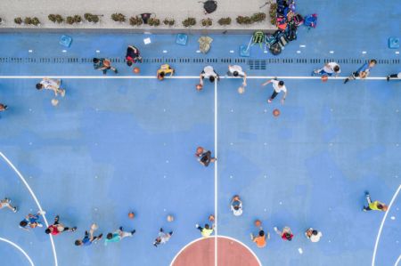 (miniature) Des élèves jouent au basket-ball dans une école primaire à Wuhan