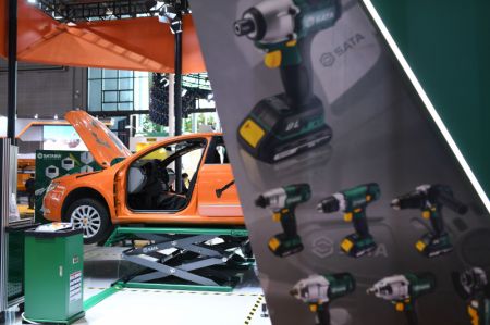 (miniature) Du mat&eacute;riel d'assemblage automobile sur le stand de SATA dans la zone d'exposition des &eacute;quipements lors de la troisi&egrave;me Exposition internationale d'importation de la Chine (CIIE) &agrave; Shanghai