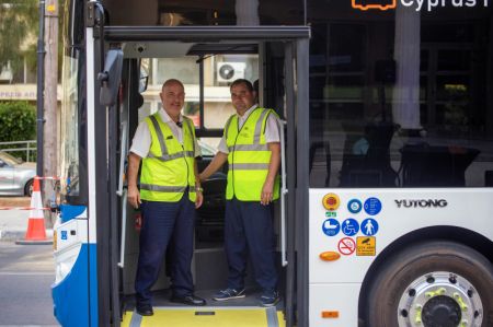 (miniature) Des conducteurs &agrave; bord d'un bus &eacute;lectrique de fabrication chinoise &agrave; Nicosie