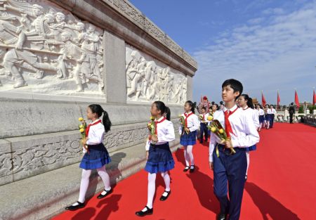(miniature) Une c&eacute;r&eacute;monie pour pr&eacute;senter des paniers de fleurs aux h&eacute;ros nationaux d&eacute;c&eacute;d&eacute;s se tient sur la place Tian'anmen pour comm&eacute;morer la Journ&eacute;e des martyrs &agrave; Beijing