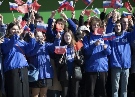 (miniature) Des gens accueillent le président chinois Xi Jinping à Moscou