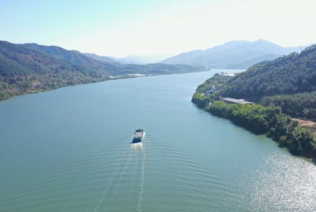 (miniature) Photo aérienne d'un cargo à énergie nouvelle naviguant sur le fleuve Minjiang