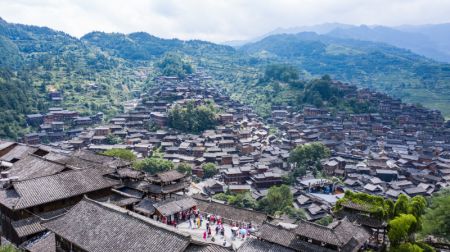 (miniature) Photo aérienne du village Miao de Xijiang Qianhu