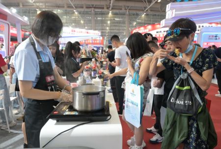 (miniature) Des visiteurs d&eacute;gustent des produits de la mer lors de l'Expo internationale sur les fruits de mer et la p&ecirc;che de Chine (Fuzhou) 2023
