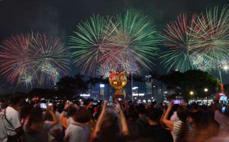 (miniature) Feux d'artifice pour célébrer le 75e anniversaire de la fondation de la République populaire de Chine au-dessus de Victoria Harbour