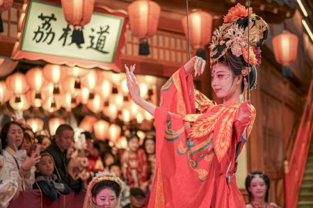 (miniature) Une artiste lors d'un spectacle à Xi'an