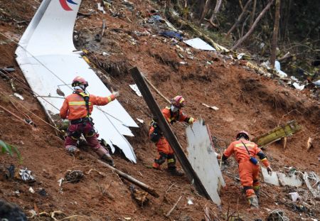 (miniature) Des secouristes effectuent le travail de recherche et de secours sur le site d'un crash dans le district de Tengxian de la région autonome Zhuang du Guangxi