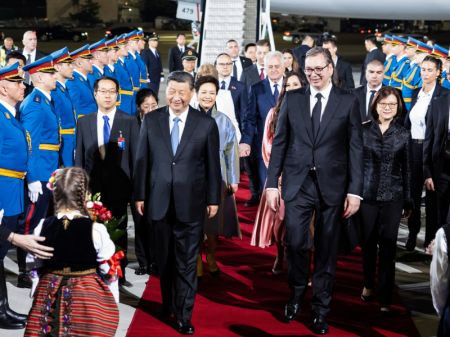 (miniature) Le président chinois Xi Jinping arrive à Belgrade pour une visite d'Etat en Serbie à l'invitation du président serbe Aleksandar Vucic