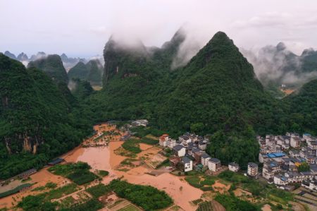 (miniature) Photo aérienne d'un village touché par les inondations dues aux fortes pluies à Yangshuo