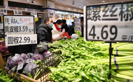 (miniature) Des habitants achètent des légumes dans un supermarché à Xi'an