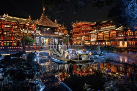 (miniature) Des gens assistent à un spectacle traditionnel au centre commercial Yuyuan Garden